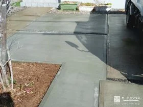 芝生のスペースに土間コンクリートを打ち駐車スペースにした工事