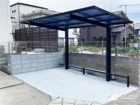 車止めバーを備え自転車を停めやすい屋根付き駐輪スペース工事