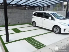 人工芝スリットがアクセントの駐車スペース[施工後]