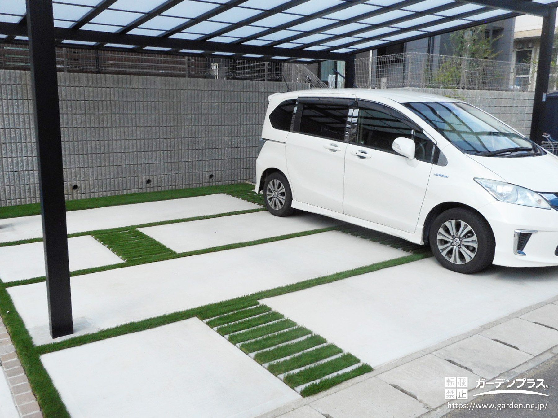 人工芝スリットがアクセントの駐車スペース
