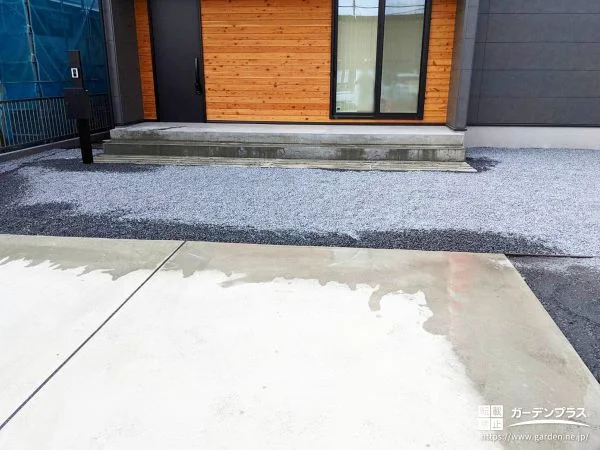 土間コンクリートと砂利で整えるシンプルな駐車スペース工事