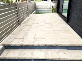 広々としたインターロッキングのテラス[施工後]