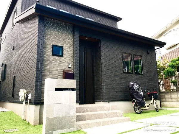 インターロッキングテラスと門柱が映えるシンプルモダン外構工事