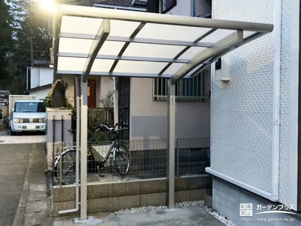 優しくカーブを描く屋根で自転車を守るサイクルポート工事