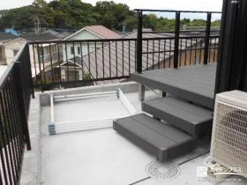 ステップ付きでお庭との行き来がスムーズなウッドデッキ[施工後]