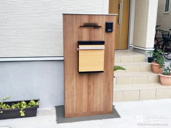 木調デザインがナチュラルに玄関前を彩る機能門柱設置工事