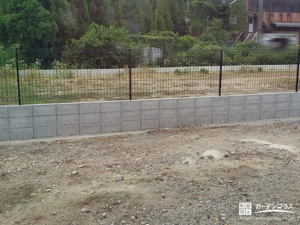 敷地境界にブロックを積みメッシュフェンスを取り付けた工事
