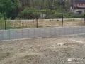 敷地境界にブロックを積みメッシュフェンスを取り付けた工事