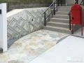 乱形石が足元を彩る玄関アプローチ