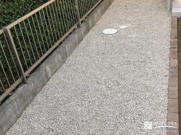 レンガの見切りで可愛らしく区切った砂利敷きの犬走り工事