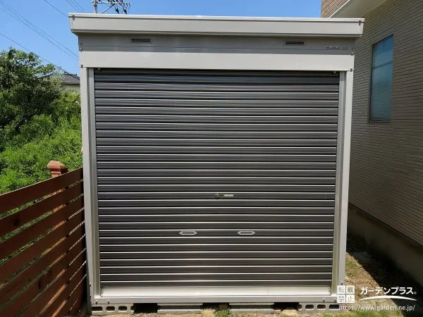 No.28657 大切なバイクを守る頑丈なシャッター付きガレージ設置工事[施工後]
