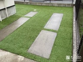 緑鮮やかな人工芝敷きで雑草対策を施したお庭リフォーム工事