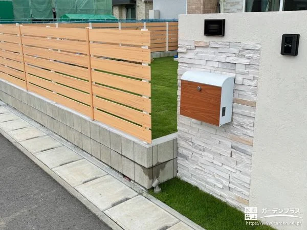 ナチュラルな天然芝と木調フェンスで心地よく過ごせるお庭工事