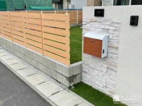 ナチュラルな天然芝と木調フェンスで心地よく過ごせるお庭工事