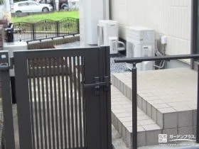 門扉と手すりで安心感を高めたアプローチ[施工後]