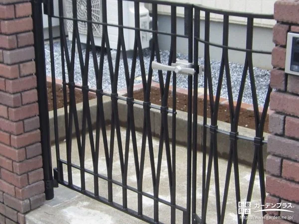 門扉と手すりの設置で安心感を高めた門まわり中心の外構工事