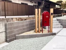 土留めを兼ねた化粧ブロックで外観を整える[施工後]