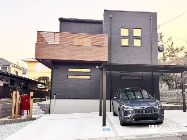 行き来しやすさを考えた、斜め階段でつなぐ新築外構