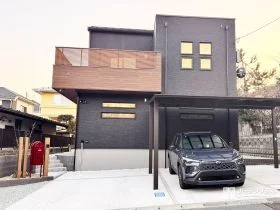 行き来しやすさを考えた、斜め階段でつなぐ新築外構