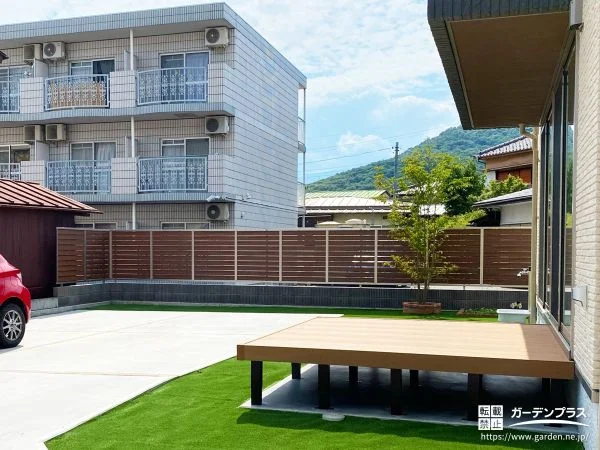 フェンスで囲みプライバシーを守ったウッドデッキ付きお庭工事