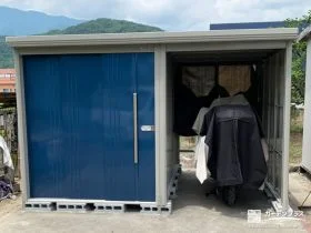 鮮やかなブルーの物置[施工後]