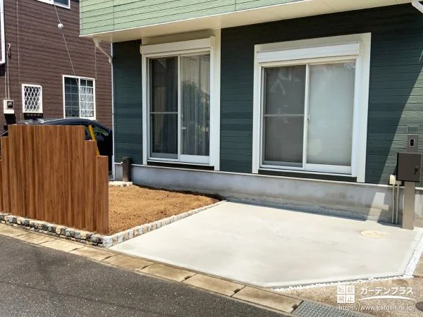 ナチュラルな木調の角柱が印象的な駐車スペースと門まわり工事