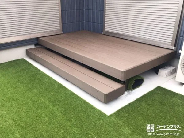 正面段床を設けることでお庭との行き来がスムーズなデッキ工事