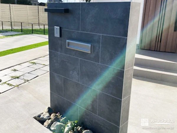 タイル門柱が映える、デザインとコストバランスを整えた新築外構