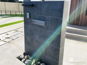 タイル門柱が映える、デザインとコストバランスを整えた新築外構