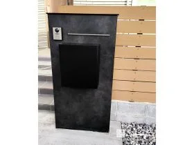 メタル調門柱で引き締めるファサード[施工後]