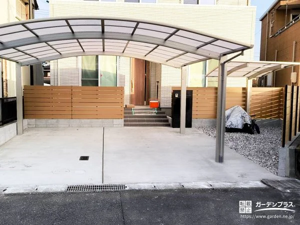 駐車と駐輪をまとめて整えた使いやすさに配慮した新築外構