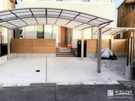 駐車と駐輪をまとめて整えた使いやすさに配慮した新築外構