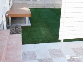 ウッドデッキと人工芝で広がる庭時間[施工後]