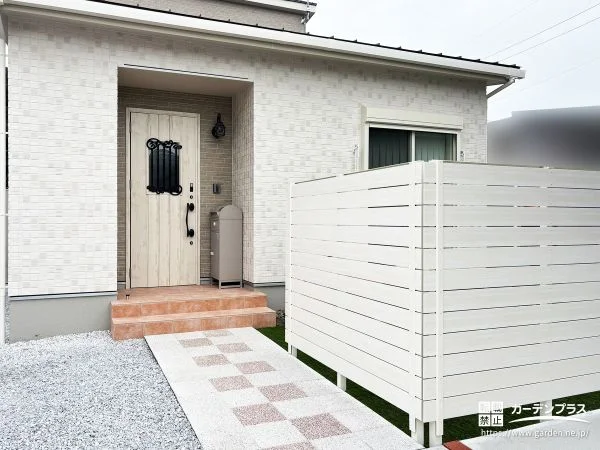 ナチュラル素材でまとめた、やわらかなセミクローズ外構