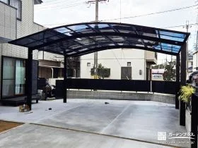 車とバイクを守る、機能的なクローズ外構