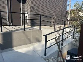 将来も考えたスロープでつなぐアプローチ[施工後]