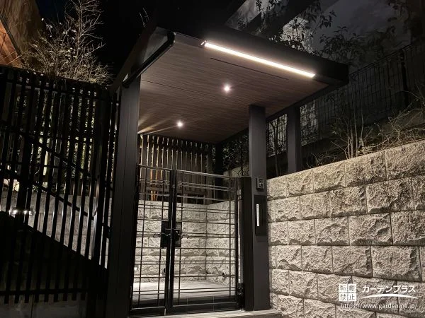 屋根と門扉を一体にしたエントランス