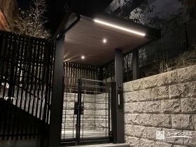 屋根と門扉を一体にしたエントランス[施工後]