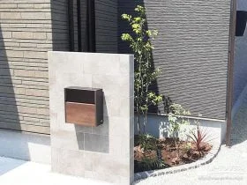 高級感漂うタイル張りの門柱[施工後]