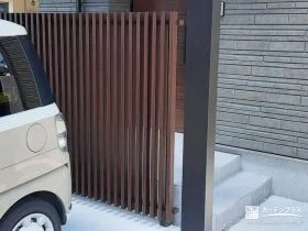 玄関前を守る、木目調の美しい縦格子フェンス[施工後]