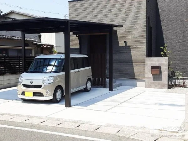 2面道路沿いの家でも安心して住まえる新築外構