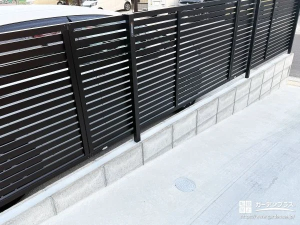 左右のフェンスで整える安心感