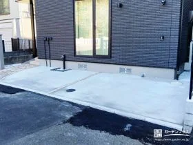 ピンコロ目地がナチュラルな駐車スペース[施工後]