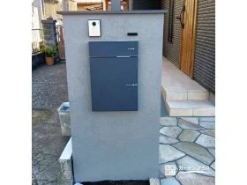 塗り壁門柱で引き締めるファサード[施工後]