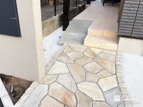 乱形石とスロープで使いやすいポーチ動線[施工後]