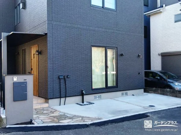 乱形石とピンコロなどの自然素材で魅せるナチュラルな新築外構