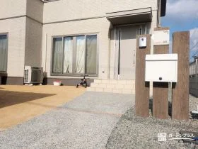枕木門柱とアプローチでやわらかい印象に[施工後]