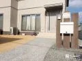 枕木門柱とアプローチでやわらかい印象に