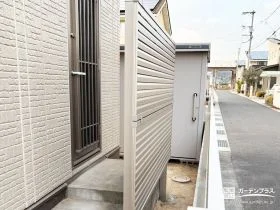 勝手口周りの目隠しで安心感をプラス[施工後]