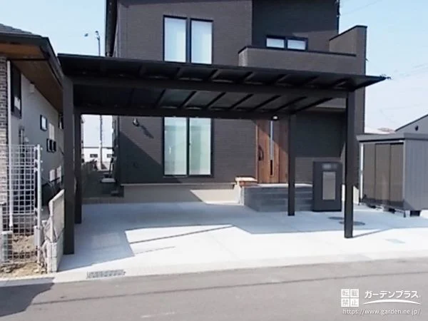 大きなカーポートと物置を備えた駐車スペースまわりの工事